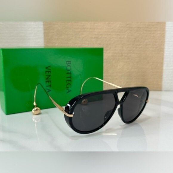 Golden Aviator Sunglasses for a Polished Look - Picture 1 of 5